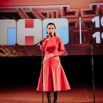 Tina Kandelaki Instagram - Вчера состоялась премьера нового шоу «Сокровища императора». Если вы не знали об этом, значит, не заходили в соцсети, потому что эта новость была везде. Я часто говорю, что мы хотим «завалить» вас премьерами. И как же приятно, когда слова не расходятся с действиями. Мы делаем много реалити на @tnt_online , и мы лидеры в этом жанре. Только мы рискнули первыми поехать в Китай, хотя это и казалось невозможным. Это сложные условия для съемок, для конкурсов, сложности с тем, чтобы уговорить звезд. Все это казалось практически невыполнимым, и ничего бы этого не случилось, если бы не один гениальный продюсер — @likussik В сотый раз повторяю, как важна команда. Командный дух этого реалити за пределами нашей страны, где нас не все знают, зашкаливал. Китайская сторона увидела, что русская команда точно знает, что такое «один за всех, и все за одного». С каждым разом думаю: «Ну это всё — максимум наших возможностей». И каждый раз мы делаем что-то сверх. В таком ключе и будем дальше двигаться. Всё, чтобы вы, приходя домой, включали с интересом наш канал.