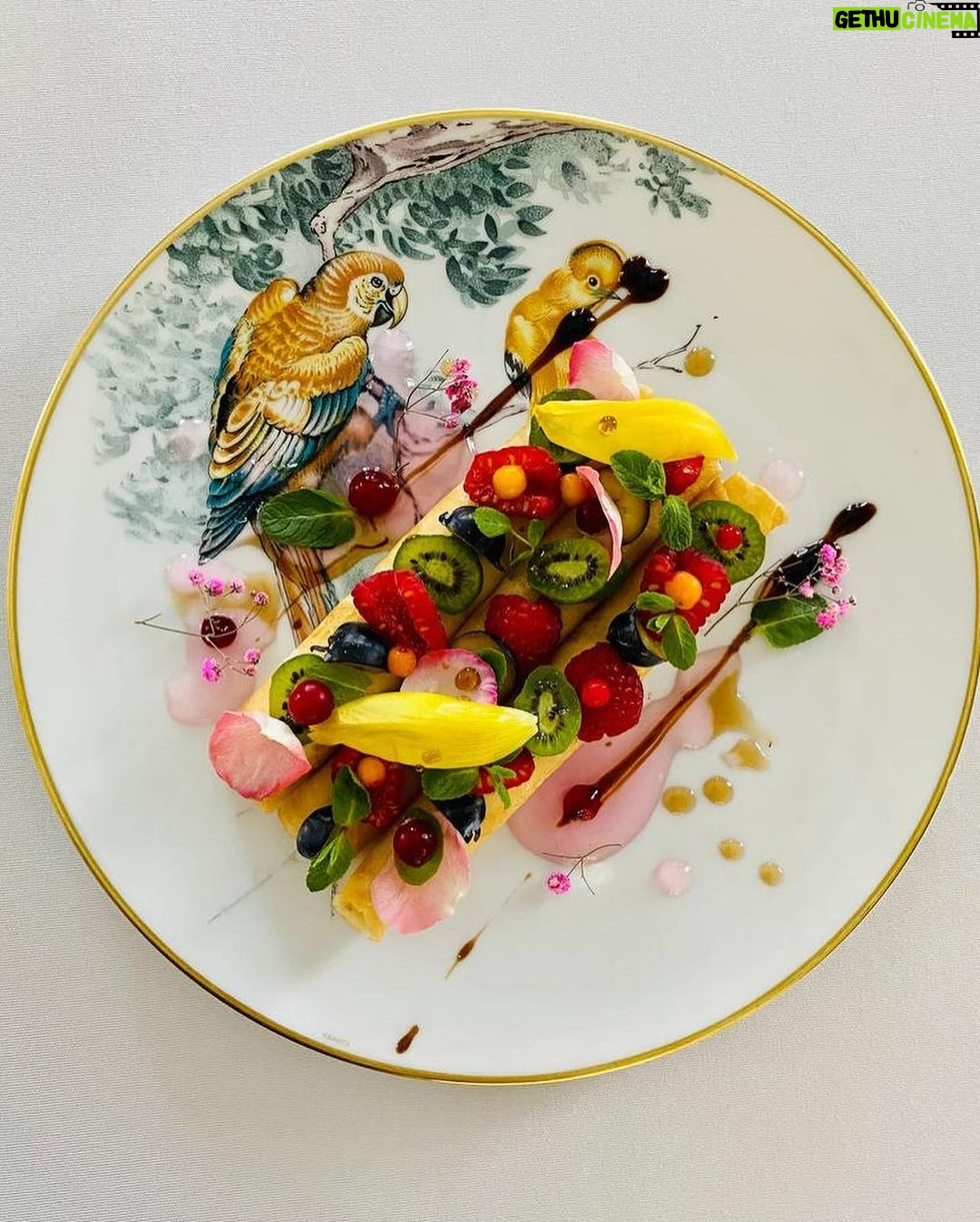 Tina Kandelaki Instagram - Друзья, сейчас середина масленичной недели. Самое желанное блюдо в это время — блины. Многих интересует, позволяю ли я себе блинчики. Отвечаю: да, но только приготовленные по принципу сбалансированного питания. Самое главное — отсутствие сахара и пшеничной муки. Делюсь своими рецептами овсяных блинчиков и кето-блинов из миндальной муки. Поздравляю всех с Масленицей и желаю приятного аппетита 🥞 Кето блины из миндальной муки: Сливки (от 20% жирности) – 100 гр; Вода – 170 гр; Яйцо – 2 шт; Миндальная мука – 20 гр; Псиллиум – 10 гр; Соль – 1/4 чайной ложки; Стевия – 1/4 чайной ложки (по желанию) Растительное масло. Овсяные блинчики: Молоко -0,425 мл; Овсяная мука 100-110 гр; Яйцо 2 шт; Эритрит 20 гр; Соль 1/4 ч.л.; Сода 1/4 ч.л.; 20 гр. растительное масло. — Обязательно оставить тесто при комнатной температуре на 20-30 минут.