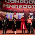 Tina Kandelaki Instagram - Вчера состоялась премьера нового шоу «Сокровища императора». Если вы не знали об этом, значит, не заходили в соцсети, потому что эта новость была везде. Я часто говорю, что мы хотим «завалить» вас премьерами. И как же приятно, когда слова не расходятся с действиями. Мы делаем много реалити на @tnt_online , и мы лидеры в этом жанре. Только мы рискнули первыми поехать в Китай, хотя это и казалось невозможным. Это сложные условия для съемок, для конкурсов, сложности с тем, чтобы уговорить звезд. Все это казалось практически невыполнимым, и ничего бы этого не случилось, если бы не один гениальный продюсер — @likussik В сотый раз повторяю, как важна команда. Командный дух этого реалити за пределами нашей страны, где нас не все знают, зашкаливал. Китайская сторона увидела, что русская команда точно знает, что такое «один за всех, и все за одного». С каждым разом думаю: «Ну это всё — максимум наших возможностей». И каждый раз мы делаем что-то сверх. В таком ключе и будем дальше двигаться. Всё, чтобы вы, приходя домой, включали с интересом наш канал.