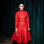 Tina Kandelaki Instagram - Вчера состоялась премьера нового шоу «Сокровища императора». Если вы не знали об этом, значит, не заходили в соцсети, потому что эта новость была везде. Я часто говорю, что мы хотим «завалить» вас премьерами. И как же приятно, когда слова не расходятся с действиями. Мы делаем много реалити на @tnt_online , и мы лидеры в этом жанре. Только мы рискнули первыми поехать в Китай, хотя это и казалось невозможным. Это сложные условия для съемок, для конкурсов, сложности с тем, чтобы уговорить звезд. Все это казалось практически невыполнимым, и ничего бы этого не случилось, если бы не один гениальный продюсер — @likussik В сотый раз повторяю, как важна команда. Командный дух этого реалити за пределами нашей страны, где нас не все знают, зашкаливал. Китайская сторона увидела, что русская команда точно знает, что такое «один за всех, и все за одного». С каждым разом думаю: «Ну это всё — максимум наших возможностей». И каждый раз мы делаем что-то сверх. В таком ключе и будем дальше двигаться. Всё, чтобы вы, приходя домой, включали с интересом наш канал.
