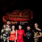 Tina Kandelaki Instagram - Вчера состоялась премьера нового шоу «Сокровища императора». Если вы не знали об этом, значит, не заходили в соцсети, потому что эта новость была везде. Я часто говорю, что мы хотим «завалить» вас премьерами. И как же приятно, когда слова не расходятся с действиями. Мы делаем много реалити на @tnt_online , и мы лидеры в этом жанре. Только мы рискнули первыми поехать в Китай, хотя это и казалось невозможным. Это сложные условия для съемок, для конкурсов, сложности с тем, чтобы уговорить звезд. Все это казалось практически невыполнимым, и ничего бы этого не случилось, если бы не один гениальный продюсер — @likussik В сотый раз повторяю, как важна команда. Командный дух этого реалити за пределами нашей страны, где нас не все знают, зашкаливал. Китайская сторона увидела, что русская команда точно знает, что такое «один за всех, и все за одного». С каждым разом думаю: «Ну это всё — максимум наших возможностей». И каждый раз мы делаем что-то сверх. В таком ключе и будем дальше двигаться. Всё, чтобы вы, приходя домой, включали с интересом наш канал.