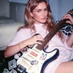 Tina Kandelaki Instagram - Хотела устроить битву между современной мной и из 90-х, но как будто получается битва между блондинкой и брюнеткой. Весна всегда манит экспериментами. Что скажете? Какая фотография больше нравится?