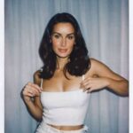 Tina Kandelaki Instagram - Хотела устроить битву между современной мной и из 90-х, но как будто получается битва между блондинкой и брюнеткой. Весна всегда манит экспериментами. Что скажете? Какая фотография больше нравится?