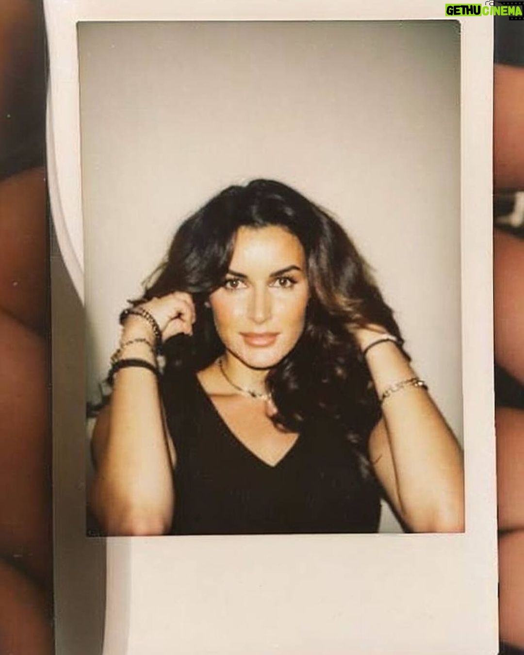 Tina Kandelaki Instagram - Хотела устроить битву между современной мной и из 90-х, но как будто получается битва между блондинкой и брюнеткой. Весна всегда манит экспериментами. Что скажете? Какая фотография больше нравится?