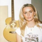 Tina Kandelaki Instagram - Хотела устроить битву между современной мной и из 90-х, но как будто получается битва между блондинкой и брюнеткой. Весна всегда манит экспериментами. Что скажете? Какая фотография больше нравится?