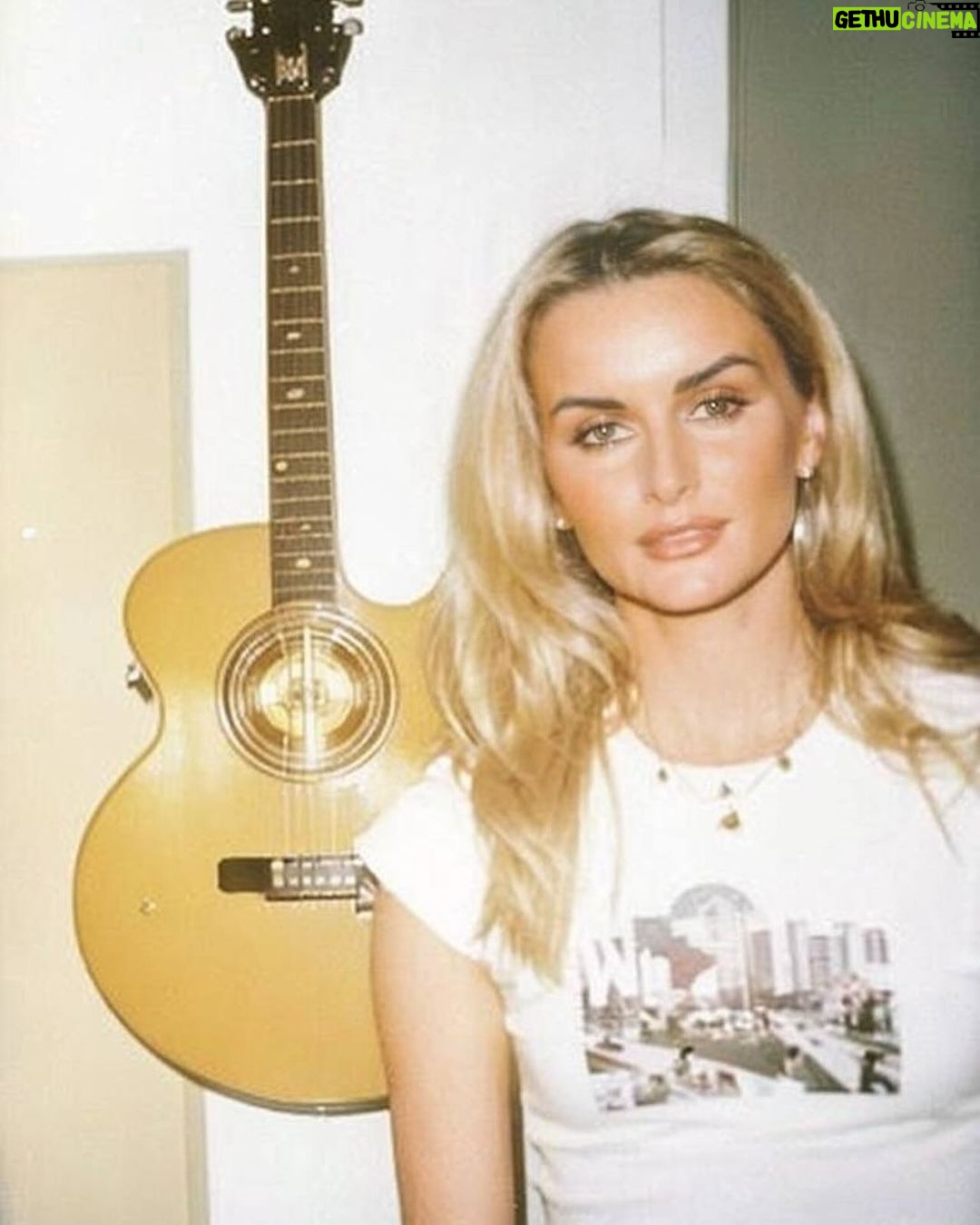 Tina Kandelaki Instagram - Хотела устроить битву между современной мной и из 90-х, но как будто получается битва между блондинкой и брюнеткой. Весна всегда манит экспериментами. Что скажете? Какая фотография больше нравится?