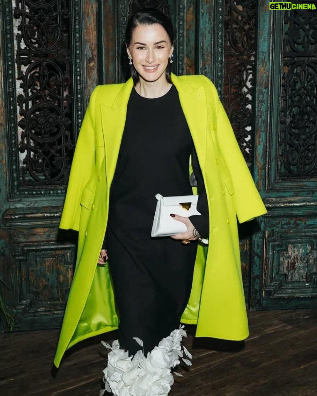 Tina Kandelaki Instagram - Русский человек, как любят шутить в интернетах, больше всего ждет конец рабочего дня, пятницу и весну. Друзья, за окном 1 марта, и хотя местами еще лежит снег, официально зима закончилась. Всех поздравляю с началом этой долгожданной поры. Но для женской половины россиян весна — это не повод расслабляться. Впереди последний рубеж перед еще более долгожданным летом, а значит, самое время привести себя в порядок. Да и 8 марта не за горами. Мы, девочки, знаем, что весеннее настроение создает не солнышко и тюльпаны, а наша красота и улыбки ✨ Меня часто спрашивают, как я готовлюсь к весне. Никакого секрета тут нет — занимаюсь спортом, чтобы быть стройной и готовой к новым нарядам этого сезона. Поэтому призываю всех не упускать возможность держать себя в форме. Сейчас намного легче вставать по утрам, поэтому можно начать день правильно — с тренировки.