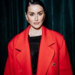 Tina Kandelaki Instagram - Мне сегодня задали интересный вопрос: «Что делать, если считаешь, что достиг дна?». Решила, что стоит порассуждать на эту тему в формате поста. Оттолкнуться, как говорит народная мудрость. Чтобы высоко прыгнуть, нужно иметь хоть что-то под ногами, пусть даже это будет дно. Но если в вашей жизни произошла какая-то сложная, трагическая ситуация, а вы по-прежнему живы, это говорит о том, что, видимо, Божий замысел именно в том, чтобы вы продолжили жить. Сделали что-то или пережили что-то, или заимели какой-то опыт, ради которого, возможно, и родились. Мы настолько мало и слабо понимаем жизнь. Мы же в основном живем в материальной ее части, а духовная, она, к сожалению, идет по остаточному принципу у большинства людей. Поэтому мы очень утилитарно воспринимаем жизнь и наш смысл нахождения в ней. Я, кстати, этим тоже грешу. Наверное, в определенном возрасте нужно начинать искать духовное объяснение тому, что ты делаешь в этом мире. А если ты найдешь духовное объяснение, то силы, и моральные, и физические, всегда найдутся.