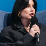 Tina Kandelaki Instagram - Сегодня у меня было не просто выступление перед моей любимой аудиторией (молодых и прогрессивных), сегодня я поучаствовала в «Дне „Газпрома“» на самой масштабной выставке страны — «Россия». Не так часто у нас случаются проекты, в которых в теплой атмосфере удается рассказать о достижениях компании, в которой я работаю и которой искренне горжусь. Не зря сегодняшний день проходил под лозунгом «Найди себя в „Газпроме“». Каждый, кто приходит сюда, становится настоящим профессионалом своего дела, специалистом, готовым к решению практически любых задач. Мне всегда нравилась ключевая идея «Газпрома» — воплощать мечты в реальность. Ваши дети просто мечтают, а у нас есть возможности реализовать эти идеи. «Газпром» очень много инвестирует в спортивную инфраструктуру и в образование, вовлекая детей в одну большую семью. Сегодня со мной на одной сцене были Дарья Мокина, Егор Филонов, Георгий Булатов. Ребята, которые благодаря своим знаниям и попаданию на орбиту «Газпрома» через олимпиады или менторов сумели донести свои идеи. Георгий хоть и школьник, но при этом его решения об автоматизации планируют внедрять в нашу компанию. Егор уже работает оператором. Также благодаря научной деятельности практическую работу в «Газпроме» получила и Дарья Мокина. Я от всей души поздравляю «Газпром» с днем рождения! Целый 31 год! И ветеранов отрасли, и весь многотысячный коллектив, и тех, кто только думает присоединиться, перехватить эстафету и найти себя в «Газпроме»!