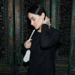 Tina Kandelaki Instagram - Русский человек, как любят шутить в интернетах, больше всего ждет конец рабочего дня, пятницу и весну. Друзья, за окном 1 марта, и хотя местами еще лежит снег, официально зима закончилась. Всех поздравляю с началом этой долгожданной поры. Но для женской половины россиян весна — это не повод расслабляться. Впереди последний рубеж перед еще более долгожданным летом, а значит, самое время привести себя в порядок. Да и 8 марта не за горами. Мы, девочки, знаем, что весеннее настроение создает не солнышко и тюльпаны, а наша красота и улыбки ✨ Меня часто спрашивают, как я готовлюсь к весне. Никакого секрета тут нет — занимаюсь спортом, чтобы быть стройной и готовой к новым нарядам этого сезона. Поэтому призываю всех не упускать возможность держать себя в форме. Сейчас намного легче вставать по утрам, поэтому можно начать день правильно — с тренировки.