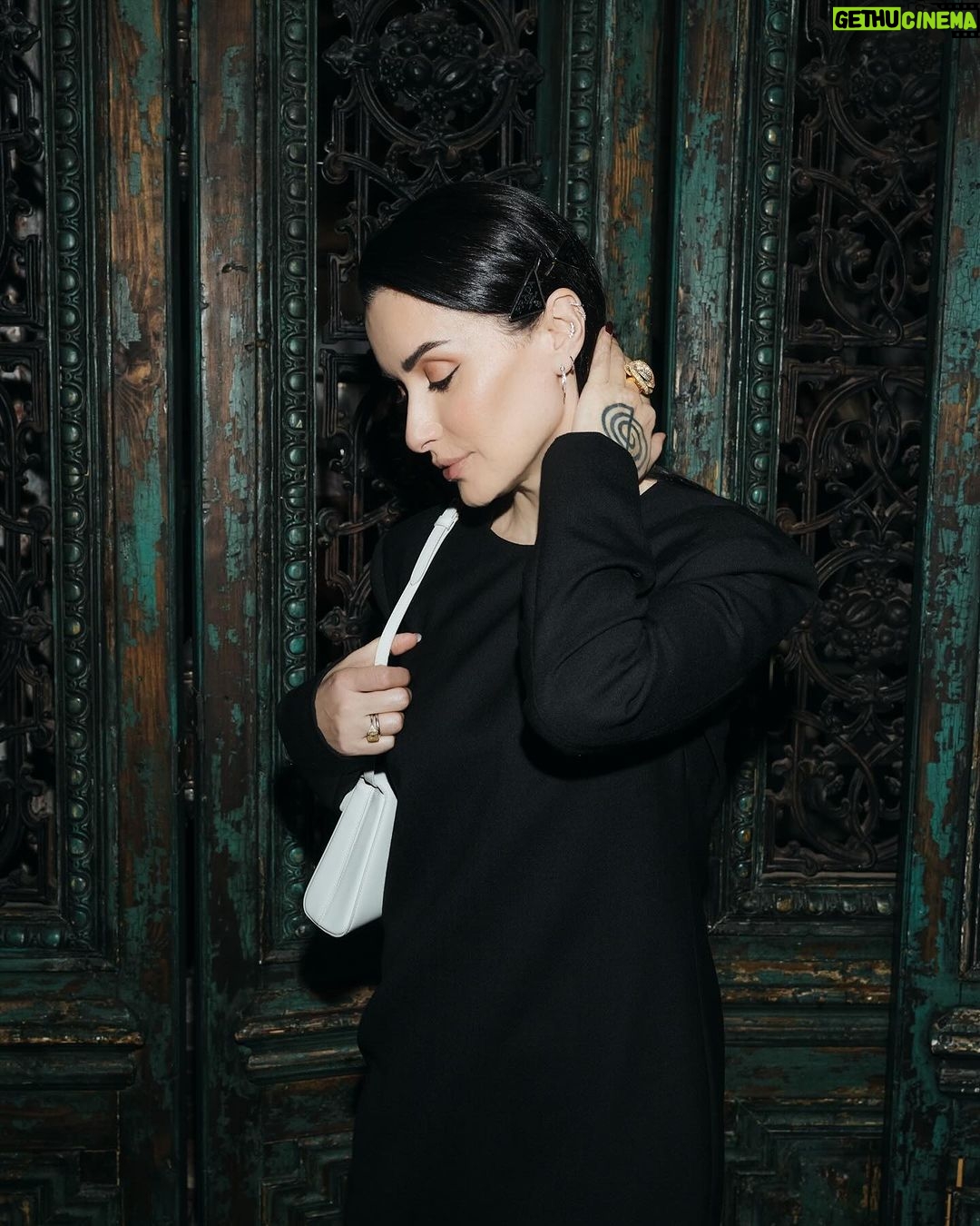 Tina Kandelaki Instagram - Русский человек, как любят шутить в интернетах, больше всего ждет конец рабочего дня, пятницу и весну. Друзья, за окном 1 марта, и хотя местами еще лежит снег, официально зима закончилась. Всех поздравляю с началом этой долгожданной поры. Но для женской половины россиян весна — это не повод расслабляться. Впереди последний рубеж перед еще более долгожданным летом, а значит, самое время привести себя в порядок. Да и 8 марта не за горами. Мы, девочки, знаем, что весеннее настроение создает не солнышко и тюльпаны, а наша красота и улыбки ✨ Меня часто спрашивают, как я готовлюсь к весне. Никакого секрета тут нет — занимаюсь спортом, чтобы быть стройной и готовой к новым нарядам этого сезона. Поэтому призываю всех не упускать возможность держать себя в форме. Сейчас намного легче вставать по утрам, поэтому можно начать день правильно — с тренировки.