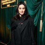 Tina Kandelaki Instagram - Мое глубочайшее убеждение, что в России пока что нет и не может быть школы так называемого персонала, в которой мы, советские дети, улыбались бы, глядя на Берримора и миссис Хадсон. Новые русские или новые богатые русские начали формировать деление на классы, которое претит постсоветскому человеку до глубины души. У нас у всех одинаковое образование. Мы учились в одной школе, мы читали одни и те же книги. Так с чего вы решили, что вам должен кто-то прислуживать? Эти коллизии, с которыми сталкивается огромное количество людей в современной России, формирование абсолютно нового класса богатых и соответствующего класса персонала — всё это натолкнуло Good Story Media в лице невероятного драматурга Антона Зайцева на создание русского «Аббатства Даунтон». Я уверена, что вам этот сериал понравится и полюбится, потому что мы начинаем большую эпопею. Что может быть интересней, чем смотреть, как молодая домработница становится главной женщиной в жизни хозяйского сына, и наоборот, избалованная дочка хозяев влюбляется в обычного водителя. Любви неважно классовое неравенство, и она в основе всего, в основе вообще смысла нашего существования. Дату релиза «Бедные смеются, богатые плачут» ждите на @tnt_online. Ждете?🔥 Moscow, Russia