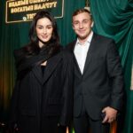 Tina Kandelaki Instagram - Мое глубочайшее убеждение, что в России пока что нет и не может быть школы так называемого персонала, в которой мы, советские дети, улыбались бы, глядя на Берримора и миссис Хадсон. Новые русские или новые богатые русские начали формировать деление на классы, которое претит постсоветскому человеку до глубины души. У нас у всех одинаковое образование. Мы учились в одной школе, мы читали одни и те же книги. Так с чего вы решили, что вам должен кто-то прислуживать? Эти коллизии, с которыми сталкивается огромное количество людей в современной России, формирование абсолютно нового класса богатых и соответствующего класса персонала — всё это натолкнуло Good Story Media в лице невероятного драматурга Антона Зайцева на создание русского «Аббатства Даунтон». Я уверена, что вам этот сериал понравится и полюбится, потому что мы начинаем большую эпопею. Что может быть интересней, чем смотреть, как молодая домработница становится главной женщиной в жизни хозяйского сына, и наоборот, избалованная дочка хозяев влюбляется в обычного водителя. Любви неважно классовое неравенство, и она в основе всего, в основе вообще смысла нашего существования. Дату релиза «Бедные смеются, богатые плачут» ждите на @tnt_online. Ждете?🔥 Moscow, Russia