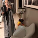 Tina Kandelaki Instagram - Сегодня #битвалуков в зеркале! Люблю фактурные вещи и стильные сочетания, отражающие меня. Какой лук выбираем? Пишите в комментариях 1/2/3/4/5 Москва
