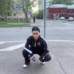 Tina Kandelaki Instagram - Я с раннего детства поняла, что заниматься стилем — это отдельное искусство. К счастью, я достаточно быстро пришла к тому, что мне нужны профессионалы: меня одевали, меня красили, меня причесывали. Это были команды, которые в разные годы занимались мной и способствовали моей внешней трансформации. Я, честно говоря, очень благодарна каждому из тех людей, кто со мной работал. Но в этом году особенно хочу отметить команду, которая сейчас со мной. Ника Шабашова, вам отдельное спасибо за то, что сделали меня гораздо более женственной, продуманной и изысканной. Спасибо Алексею, который очень бережно относится к моему гардеробу. Самира @samira.muah_, которая делает лучший мейк на свете. Благодаря Самире очень многие вещи в моей внешности стали меняться. Лене @coooopp, которая придумала огромное количество моднейших причесок, благодаря которым в программе «Умнее всех» я выгляжу разнообразно. Спасибо всей команде, это был прекрасный год. Лучшее из лучшего собрала в карусель. А теперь: #битвалуков Какой образ нравится больше всего? Moscow, Russia