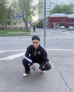Tina Kandelaki Instagram - Я с раннего детства поняла, что заниматься стилем — это отдельное искусство. К счастью, я достаточно быстро пришла к тому, что мне нужны профессионалы: меня одевали, меня красили, меня причесывали. Это были команды, которые в разные годы занимались мной и способствовали моей внешней трансформации. Я, честно говоря, очень благодарна каждому из тех людей, кто со мной работал. Но в этом году особенно хочу отметить команду, которая сейчас со мной. Ника Шабашова, вам отдельное спасибо за то, что сделали меня гораздо более женственной, продуманной и изысканной. Спасибо Алексею, который очень бережно относится к моему гардеробу. Самира @samira.muah_, которая делает лучший мейк на свете. Благодаря Самире очень многие вещи в моей внешности стали меняться. Лене @coooopp, которая придумала огромное количество моднейших причесок, благодаря которым в программе «Умнее всех» я выгляжу разнообразно. Спасибо всей команде, это был прекрасный год. Лучшее из лучшего собрала в карусель. А теперь: #битвалуков Какой образ нравится больше всего? Moscow, Russia