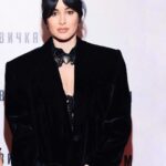 Tina Kandelaki Instagram - Я с раннего детства поняла, что заниматься стилем — это отдельное искусство. К счастью, я достаточно быстро пришла к тому, что мне нужны профессионалы: меня одевали, меня красили, меня причесывали. Это были команды, которые в разные годы занимались мной и способствовали моей внешней трансформации. Я, честно говоря, очень благодарна каждому из тех людей, кто со мной работал. Но в этом году особенно хочу отметить команду, которая сейчас со мной. Ника Шабашова, вам отдельное спасибо за то, что сделали меня гораздо более женственной, продуманной и изысканной. Спасибо Алексею, который очень бережно относится к моему гардеробу. Самира @samira.muah_, которая делает лучший мейк на свете. Благодаря Самире очень многие вещи в моей внешности стали меняться. Лене @coooopp, которая придумала огромное количество моднейших причесок, благодаря которым в программе «Умнее всех» я выгляжу разнообразно. Спасибо всей команде, это был прекрасный год. Лучшее из лучшего собрала в карусель. А теперь: #битвалуков Какой образ нравится больше всего? Moscow, Russia