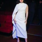 Tina Kandelaki Instagram - Я с раннего детства поняла, что заниматься стилем — это отдельное искусство. К счастью, я достаточно быстро пришла к тому, что мне нужны профессионалы: меня одевали, меня красили, меня причесывали. Это были команды, которые в разные годы занимались мной и способствовали моей внешней трансформации. Я, честно говоря, очень благодарна каждому из тех людей, кто со мной работал. Но в этом году особенно хочу отметить команду, которая сейчас со мной. Ника Шабашова, вам отдельное спасибо за то, что сделали меня гораздо более женственной, продуманной и изысканной. Спасибо Алексею, который очень бережно относится к моему гардеробу. Самира @samira.muah_, которая делает лучший мейк на свете. Благодаря Самире очень многие вещи в моей внешности стали меняться. Лене @coooopp, которая придумала огромное количество моднейших причесок, благодаря которым в программе «Умнее всех» я выгляжу разнообразно. Спасибо всей команде, это был прекрасный год. Лучшее из лучшего собрала в карусель. А теперь: #битвалуков Какой образ нравится больше всего? Moscow, Russia
