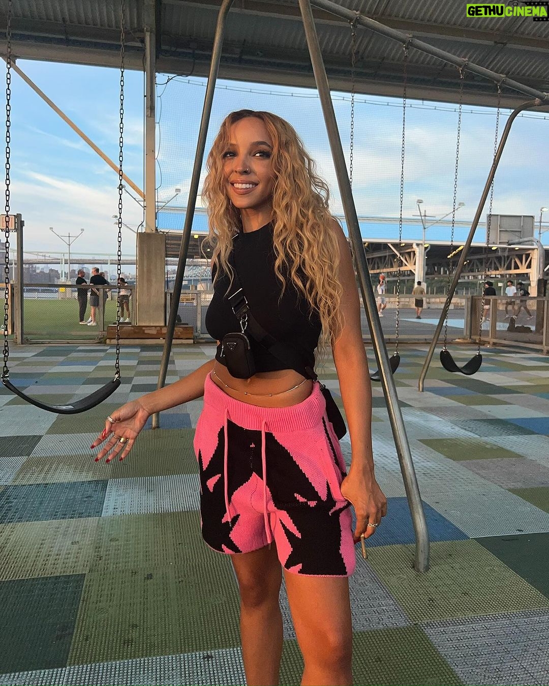 Tinashe Instagram - New year new me (same me tho)
