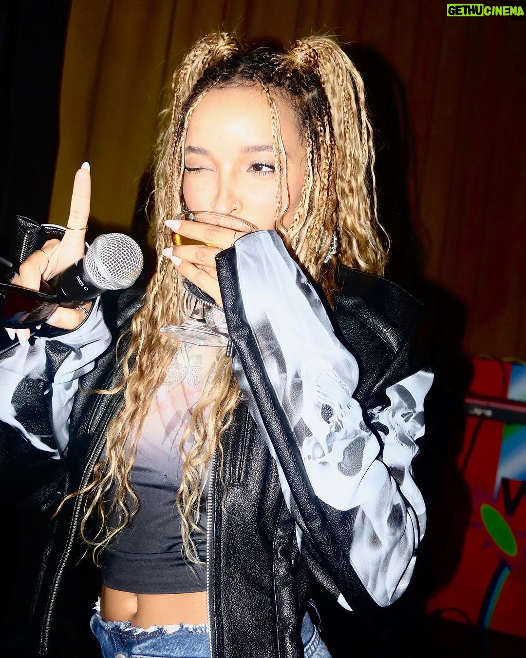Tinashe Instagram - Whatโs on your Xmas list ? ๐๐ฝโโ๏ธ