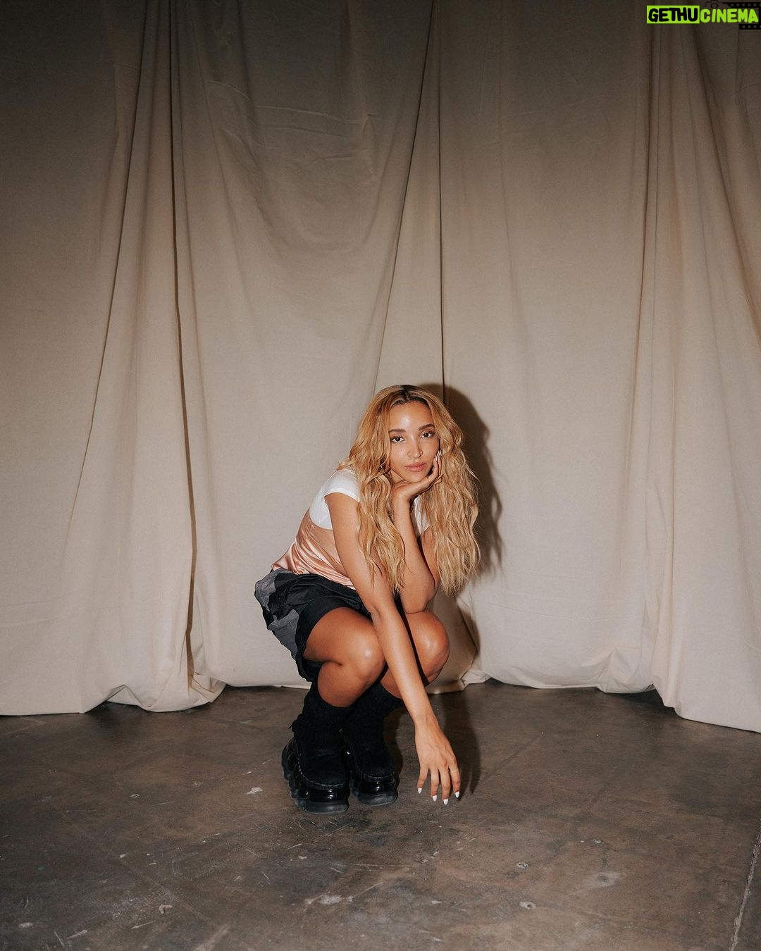 Tinashe Instagram - Have you seen the video for “Talk to me nice” yet ? 🤍 Director - @bradleyjcalder EP/Producer - @willnoyce Production Company - @bigkid.tv DP - @cory.burmester Steadicam - @dylan_burzinski 1st AC - @connorlambert.ac Loader - @jacob.l.dugger Gaffer - @tristanmoffatt Key Grip - @mark_beckerman BBE - @travis.moffatt BBG - Robert Ortwin Prod Designer - @thetacticalchimp Leadman - Jose M Art Coordinator - Lulu O PA - @keegs_jh Photography - @baeth Editor - @bradleyjcalder Colorist - @cameronmarygold @ethos_studio Color Producer - @braydesk Hair - @ninajhair Makeup - @mjr_makeup Stylist - @yasixguilani Bts photography - @baeth & special thanks to my team @simonnegabrielle @rocnation @nicedotlife @beckylopezzz @swagdag1 @wallpaper @krishtakeover and everyone else who made this video possible !