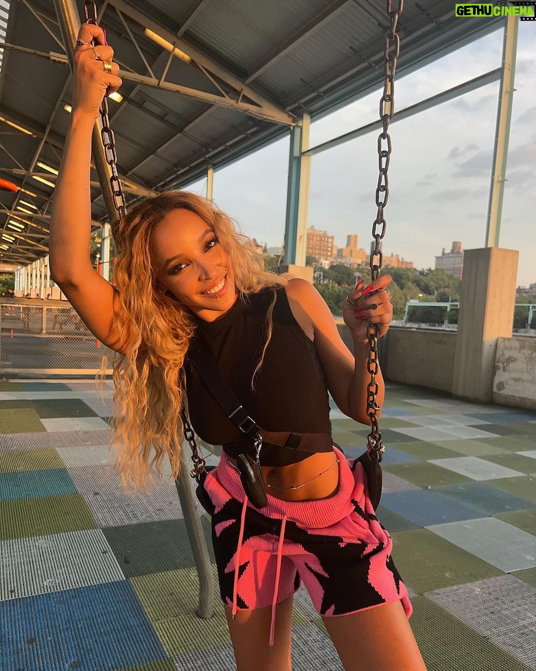 Tinashe Instagram - New year new me (same me tho)