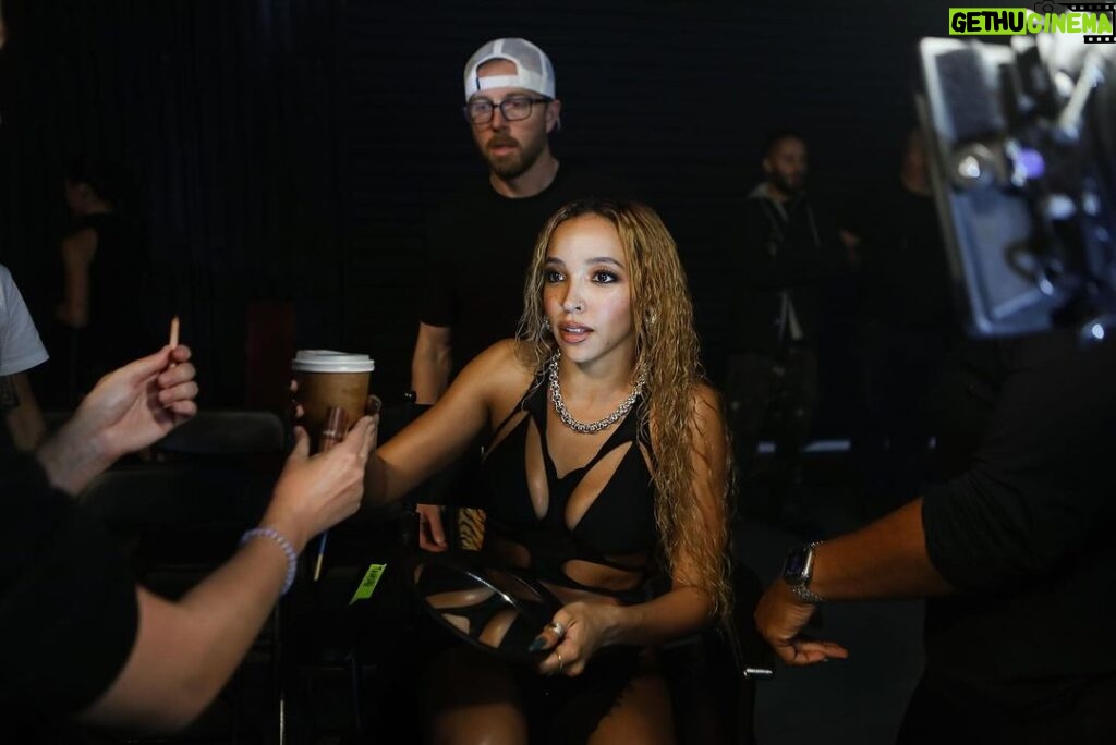 Tinashe Instagram - ONE HOUR until the BB/ANG3L EXPERIENCE 🚨