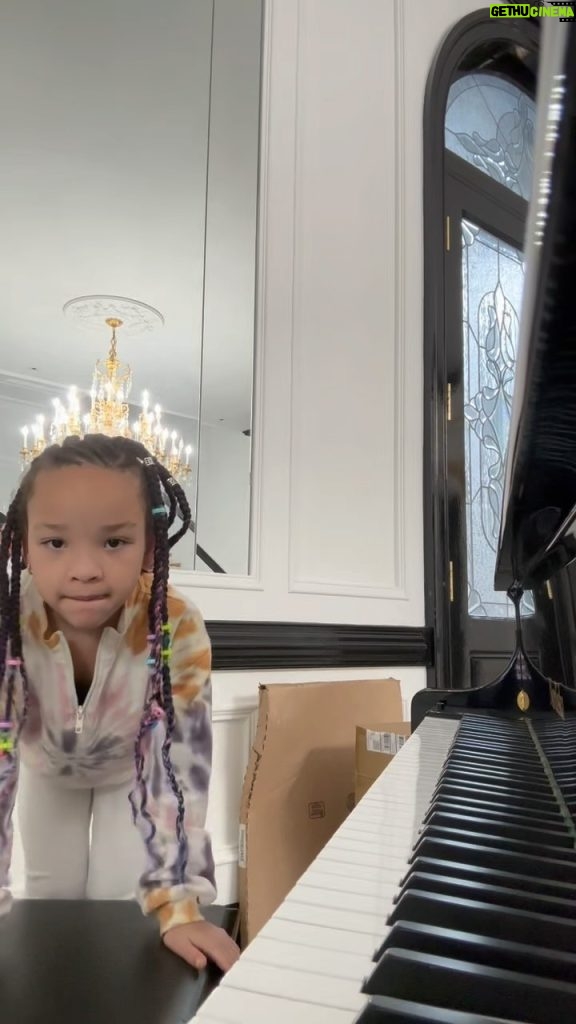 Tiny Harris Instagram - My baby @heiressdharris said she was gonna make me a video playing the piano! She did aight! @genesiscya be working with my baby! I’m not sure what she’s playing tho. Talmbout she made it up!!😏Any who I love her effort! I’m grooming a beast in the making here!🤪 #HeiressDoesItAll just call her Baby Heiress Keys 😂
