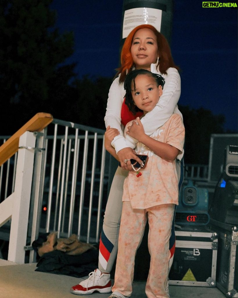 Tiny Harris Instagram - Just me & my mini me @heiress admiring our love on stage @tip 📸 @giftedtalents 😍🩷💘