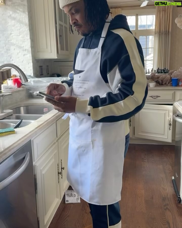 Tiny Harris Instagram - @mspattilabelle pls come get em!!! What I tell u when I saw u… he wants a pie off cause he swear he make the best Sweet potato pie! Just a lil laughter frm my family on this great Thanksgiving..but he so serious tho! Hope u all are having a Blessed one. 🙏🏼😍😂