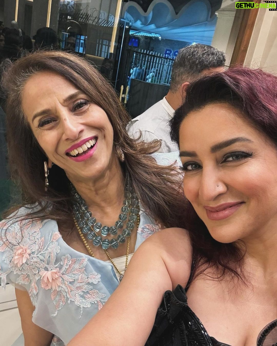 Tisca Chopra Instagram - A huge congratulations and welcome to @tanieyakhanuja who has opened a stunning store at Kala Ghoda in Mumbai π₯ What a delight to meet the talented and warm Tanieya .. and also so many dear friends last night! πΈ @shannonmikhaillobo Wearing @tanieyakhanuja (of course) Bag @houseofbio_by_rittikhanna π‘ @gianvitorossi Hair @shabnam_azmi Makeup @arvindmakeupartist00 #everydayslay