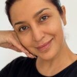 Tisca Chopra Instagram – It’s no secret that I love all things skin .. 
Lately I have been fascinated with the advancement in skincare .. 
@isaacluxe invited me to try the famed @emface treatment that combines radio frequency and HIFES that remodel and smooth skin by heating the dermis and increasing the levels of collagen by restoring facial tissues via contracting muscles .. 
All totally noninvasive and painless! 
I have to say I am impressed with just a few sessions .. 

#skintilating #skinsense #everydayslay