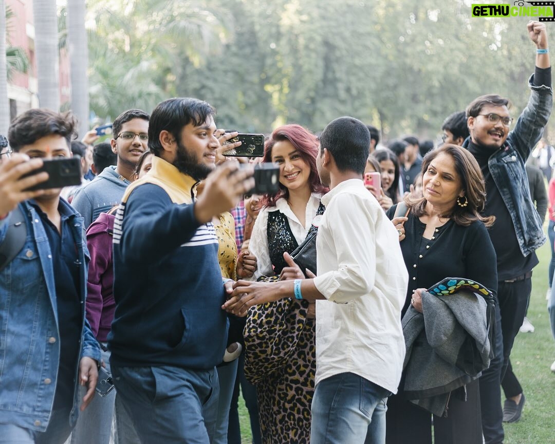 Tisca Chopra Instagram - 125 years of THE best college in the world @hinducollege_125 .. waves of nostalgia hit me as I walked the hallowed halls and corridors of the the institution that shaped me so wholly .. And the joy of meeting the principal and faculty who are no doubt carrying on the tradition of rebellious questioning, taking no answers as the final ones but seeking till one finds one’s own truths and always looking at the world as place for exploring the new .. Always a joy to hang with @roshan1970 @imtiazaliofficial and take fake selfies So lovely to meet @krantiprrakashjha @rajeshkumar.official @shivpanditt @ash4sak .. Sadly missed @rekha_bhardwaj and @vishalrbhardwaj in concert, something I will regret for a long time .. Ans finally a huge shoutout to my darling @vimiksingh who despite high fever was my cheerleader last evening .. #everydayslay