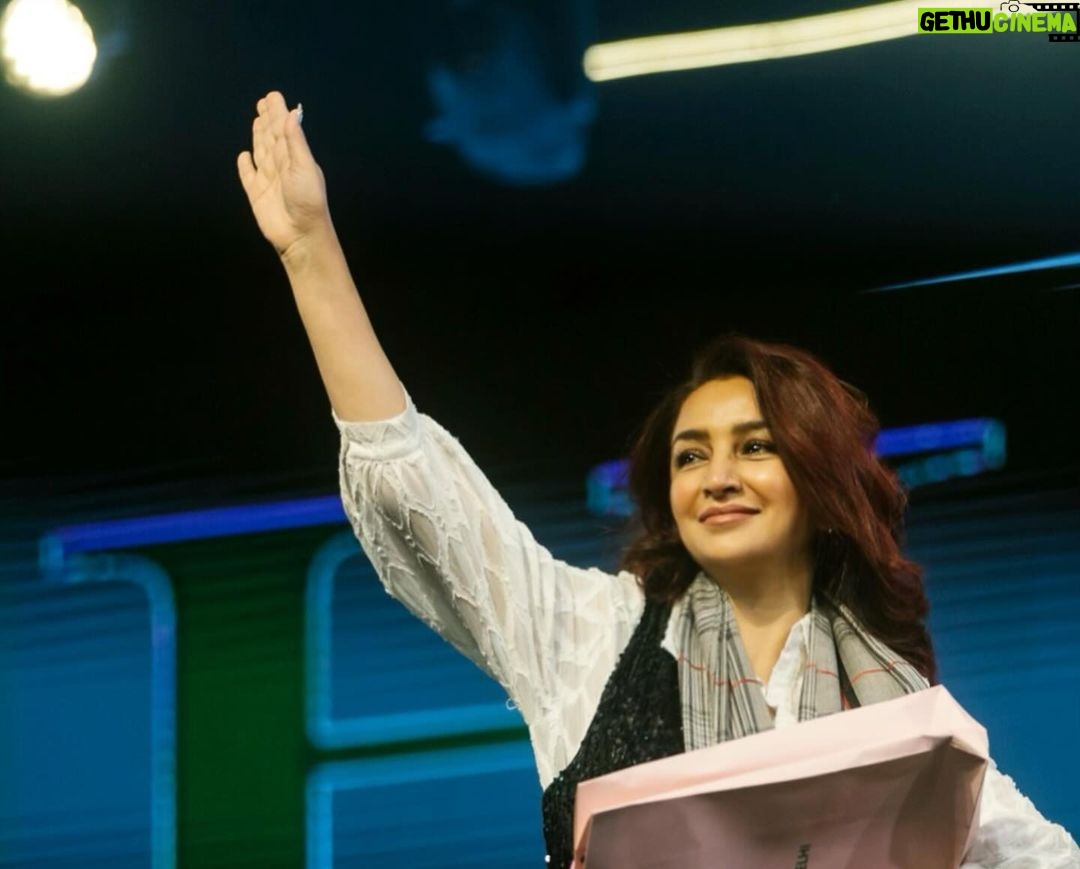 Tisca Chopra Instagram - 125 years of THE best college in the world @hinducollege_125 .. waves of nostalgia hit me as I walked the hallowed halls and corridors of the the institution that shaped me so wholly .. And the joy of meeting the principal and faculty who are no doubt carrying on the tradition of rebellious questioning, taking no answers as the final ones but seeking till one finds one’s own truths and always looking at the world as place for exploring the new .. Always a joy to hang with @roshan1970 @imtiazaliofficial and take fake selfies So lovely to meet @krantiprrakashjha @rajeshkumar.official @shivpanditt @ash4sak .. Sadly missed @rekha_bhardwaj and @vishalrbhardwaj in concert, something I will regret for a long time .. Ans finally a huge shoutout to my darling @vimiksingh who despite high fever was my cheerleader last evening .. #everydayslay