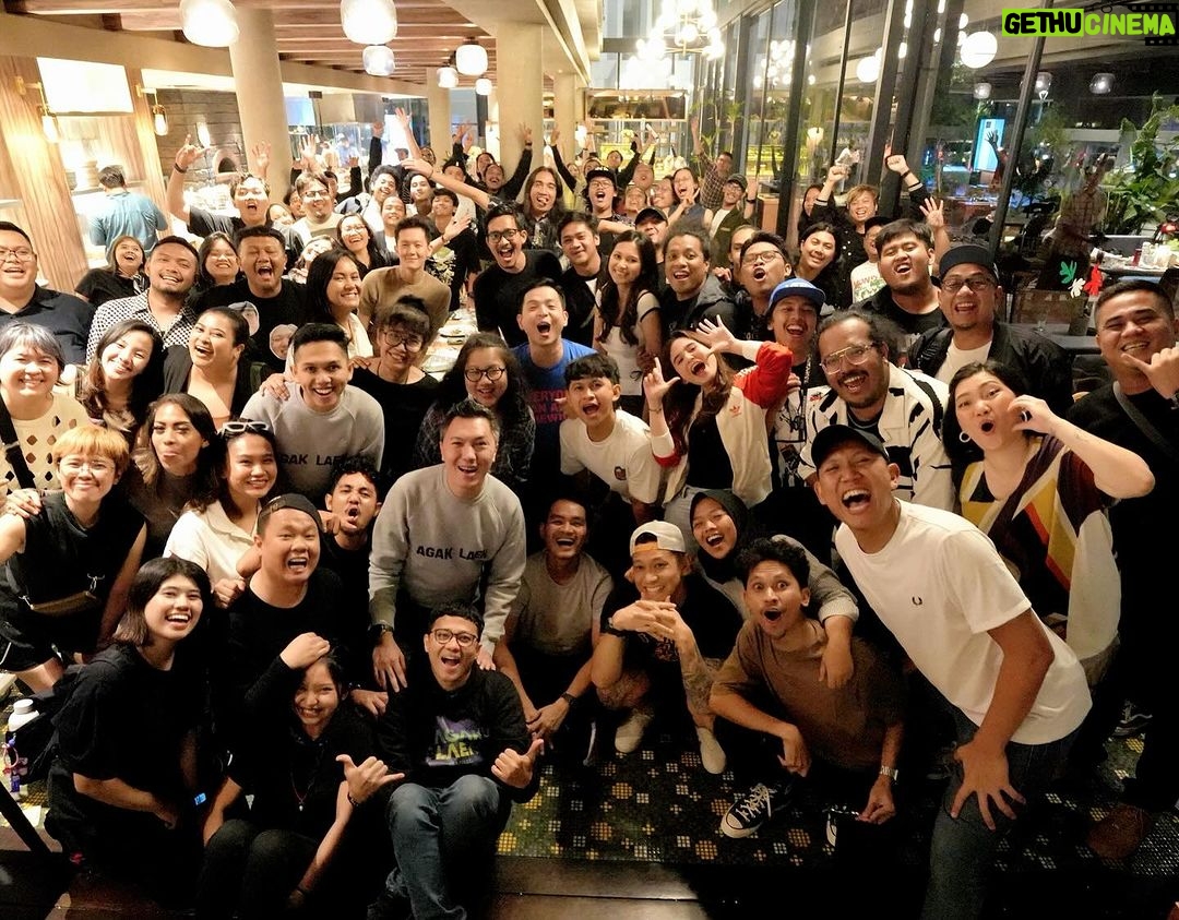 Tissa Biani Azzahra Instagram - Syukuran 7.500.000 penonton @pilem.agak.laen !!! selamat untuk kita semua all team agak laen!!! 💜💜💜🌻 naik terus yuk!!! Aamiin
