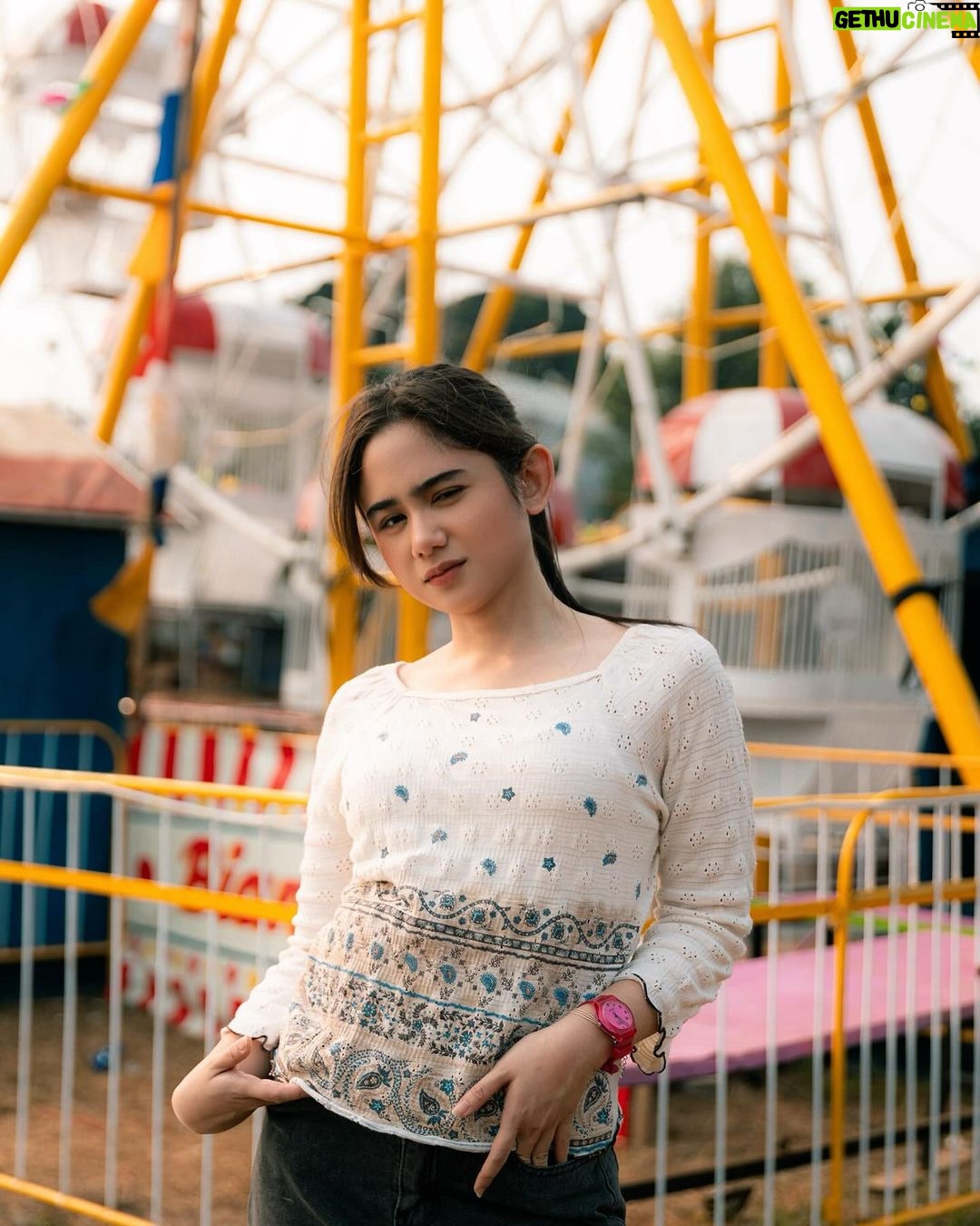 Tissa Biani Azzahra Instagram - wow besok katanya @pilem.agak.laen tayang dibioskop. aku sih udah gak sabar banget yah ketemu marlina ya besokkkk! see u 😘