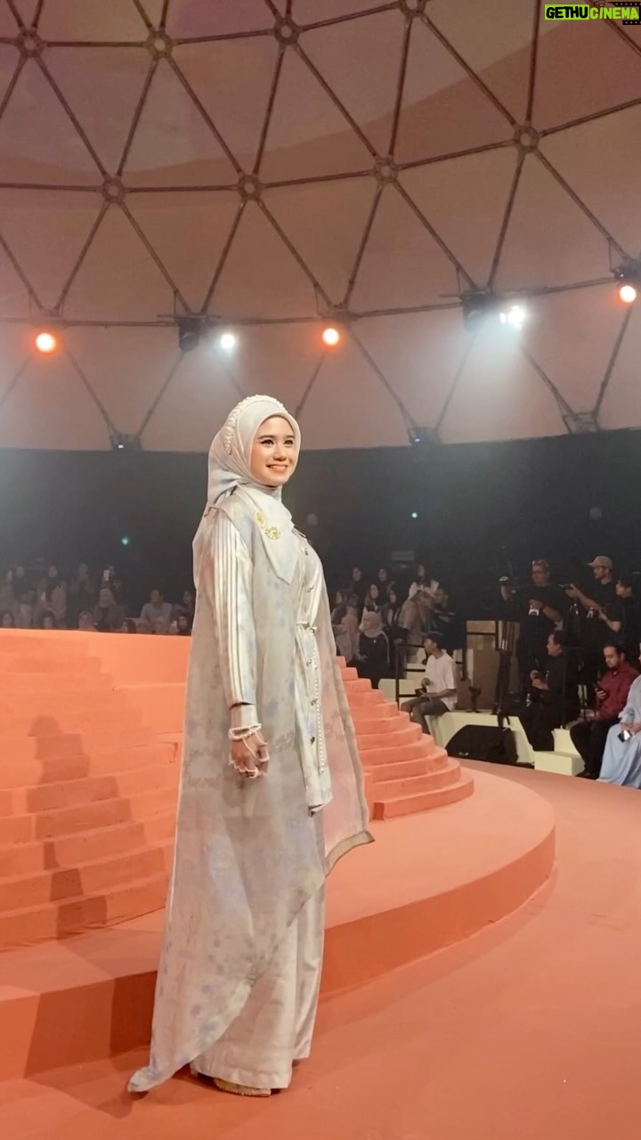 Tissa Biani Azzahra Instagram - Thank U for having me ka @zaskiasungkar15 @shireensungkar ! seneng bgt bisa jadi salah satu muse di show kalian hehe sekali lagi congrats untuk launching koleksi baju terbaru edisi ramadhan nya! I’m so proud of u kakak kakakku! 🌻🥰❤️ Senayan Park