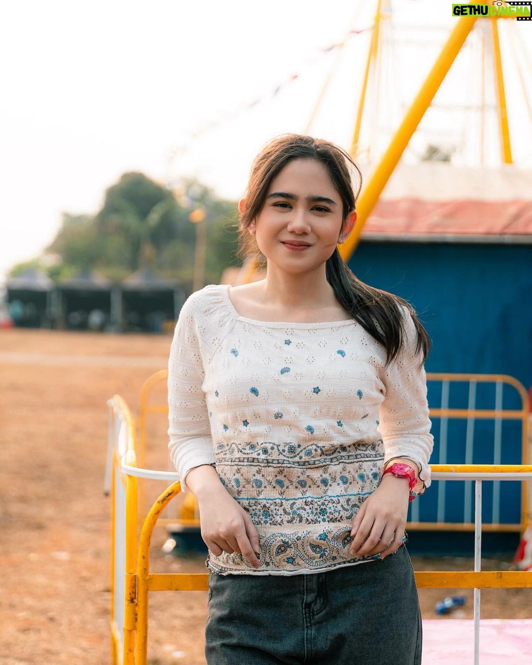 Tissa Biani Azzahra Instagram - wow besok katanya @pilem.agak.laen tayang dibioskop. aku sih udah gak sabar banget yah ketemu marlina ya besokkkk! see u 😘