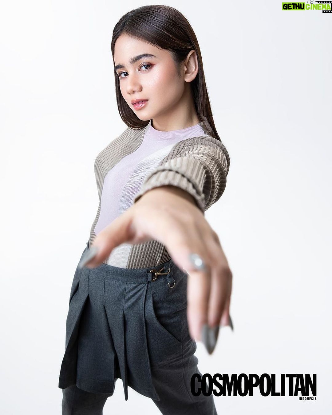 Tissa Biani Azzahra Instagram - Thank u @cosmoindonesia for having me. 🌻❤️ ………….. Photographer: @hadicahyono Stylist: @astrianagemiati Text: @bubbleguns_ Asisstant Stylist: @ellenaazisia @jenmarshiela Makeup Artist: @cantikawannadewi Hairstylist: @hairdo_mitsa Digital Imaging: Erlangga Namaskoro Wardrobe: @fendi Jakarta, Indonesia
