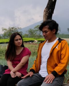 Tissa Biani Azzahra Instagram - film Setengah Hati mulai hari ini tayang di bioskop! @filmsetengahhati 😍