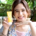 Tissa Biani Azzahra Instagram - Guys guysss, buat kalian yang sering beraktivitas di outdoor, nih akuu mau rekomendasiin sunscreen Wardah UV Shield SPF 35 PA+++ yang selalu aku bawa kemana-mana, proteksinya maksimal sampe ke DNA loh! Pokoknya ini wajib kalian bawa kemana aja biar wajah kalian tetap terlindungi dari sinar UV! #rekomendasisunscreen #sunscreenviral #sunscreenwardah #screenboostdna