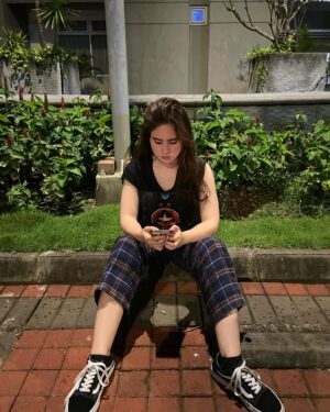 Tissa Biani Azzahra Instagram - hmm dia lagi ngapain yaa?🤔