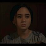 Tissa Biani Azzahra Instagram - *SPOILER ALERT* . Selain 4 karakter utama dengan semua dinamika karakter dan relasi-nya. Salah satu karakter yang cukup menantang untuk di perhatikan range dan transisi nya dalam serial Gadis Kretek adalah karakter Rukayah . Rukayah muncul sebagi gadis modern usia belasan tahun ceria, usil, suka banget sama permen jahe. Dalam seketika dunia nya berubah, ia harus hidup merunduk sebagai keluarga ex-tapol, lalu menjadi pemimpin keluarga dan kemudian seorang diri merawat keponakannya dan memastikan tidak ada kesulitan dalam hidup bayi mungil tersebut . Dalam kesunyian, Rukayah menjadi perawat kehidupan. Menjadi teman, adik, anak, bibi, dan ibu, untuk menjaga orang-orang yang ia kasihi, tanpa suami. . Buat saya pribadi, Rukayah harus menjadi salah satu heroine dalam cerita ini. Perspektif yang saya inginkan berbeda dari novelnya. Dan saya ingin memastikan semua fase dan perubahan dalam hidupnya tidak hanya digambarkan dengan baik, tapi yang lebih penting: bisa kita rasakan . Dalam hal ini saya sangat beruntung memiliki dua aktor seperti @tissabiani dan ibu @nungkikusumastuti untuk memerankan Rukayah. Bagaimana masing-masing membentuk kedalaman karakter ini, dan lebih dari itu, bagaimana mereka bekerja sama menampilkan satu karakter yang utuh tanpa ada di satu frame yang sama, dan membangun jembatan lewat rasa sangatlah indah. . Untuk semua Rukayah di-mana pun kalian berada. Semoga karakter ini bisa menjadi representasi, semangat, dan pelukan penuh kasih 🌹