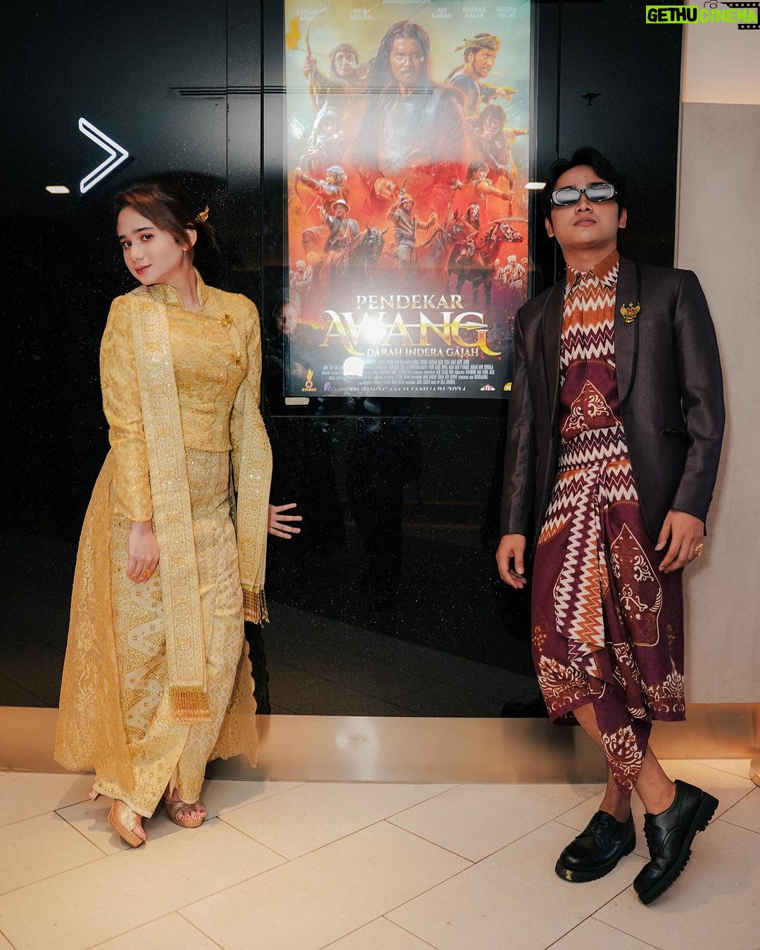 Tissa Biani Azzahra Instagram - Bismillahirrahmanirrahim.. Gala Premiere My first movie in Malaysia “PENDEKAR AWANG” Me as Besah. coming soon 11 January 2024 in Pawagam! Jom saksikan! 🤗🏹🇲🇾 make up by my self hair do by @zhuang_by.maddy photo by @xrifaldi Custom kebaya janggan with embellished gold songket by @fadlan_indonesia gold accessories by @gelap.ruangjiwa stylist @imeldaimew Kuala Lumpur Malaysia