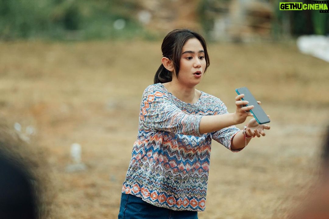 Tissa Biani Azzahra Instagram - “Abang! RUMAH HANTU KITA PIRALLL BANG!” begitulah dialog yang ku ucapkan dalam @pilem.agak.laen dan ternyata beneran PIRAL DONGG 🥺🥺🥺 Terimakasih pasukan atas 4.010.735 penonton nya dalam waktu 12 hari aja!! bersyukur bisa memerankan karakter Marlina dan ada diproject yang seru dan mengasyikan ini!!! congrats untuk all team crew and cast!!! terharu Masya Allah yang belum nonton, gaskeun lah ke bioskop!
