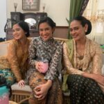 Tissa Biani Azzahra Instagram - Alhamdulillah Gadis Kretek baru saja mendapatkan award dari Google Indonesia sebagai film dengan Penelusuran Trending Teratas nomor 1 di google search tahun 2023! masih gak nyangka aku bisa ada didalam project ini. bersyukur banget!! ❤️❤️🙏🏻🥺 terimakasih banyak untuk bu producer bu shanty dan rekan2 base, team Netflix , dynamic duo director bu dini dan mas ifa atas kesempatannya dan kepercayaannya kepada ku membawakan karakter bernama “Rukayah” , untuk mba tasia mba diana om asrop synergy management team , tak lupa terimakasih sekali untuk mas widhi dan om rudi team sebagai castdir dan seluruh crew departement yang ga bisa aku sebutin satu persatu disini sudah memberikan yang terbaik dan sudah banyak sekali membantu ku dalam berproses, team makeup, wardrobe,art,cameramen,pu,telco semuanyahh 🤍🤍🤍 untuk bapakku selaku acting coach om rukman rosadi , and special thanks untuk all cast!! tanpa kalian apalah jadinya aku.. plis yang gak disebutin jangan marah ya… intinya LOVE U GUYS SO MUCH 🤍🤍 See u in another project!! masih gabisa move on aku tu