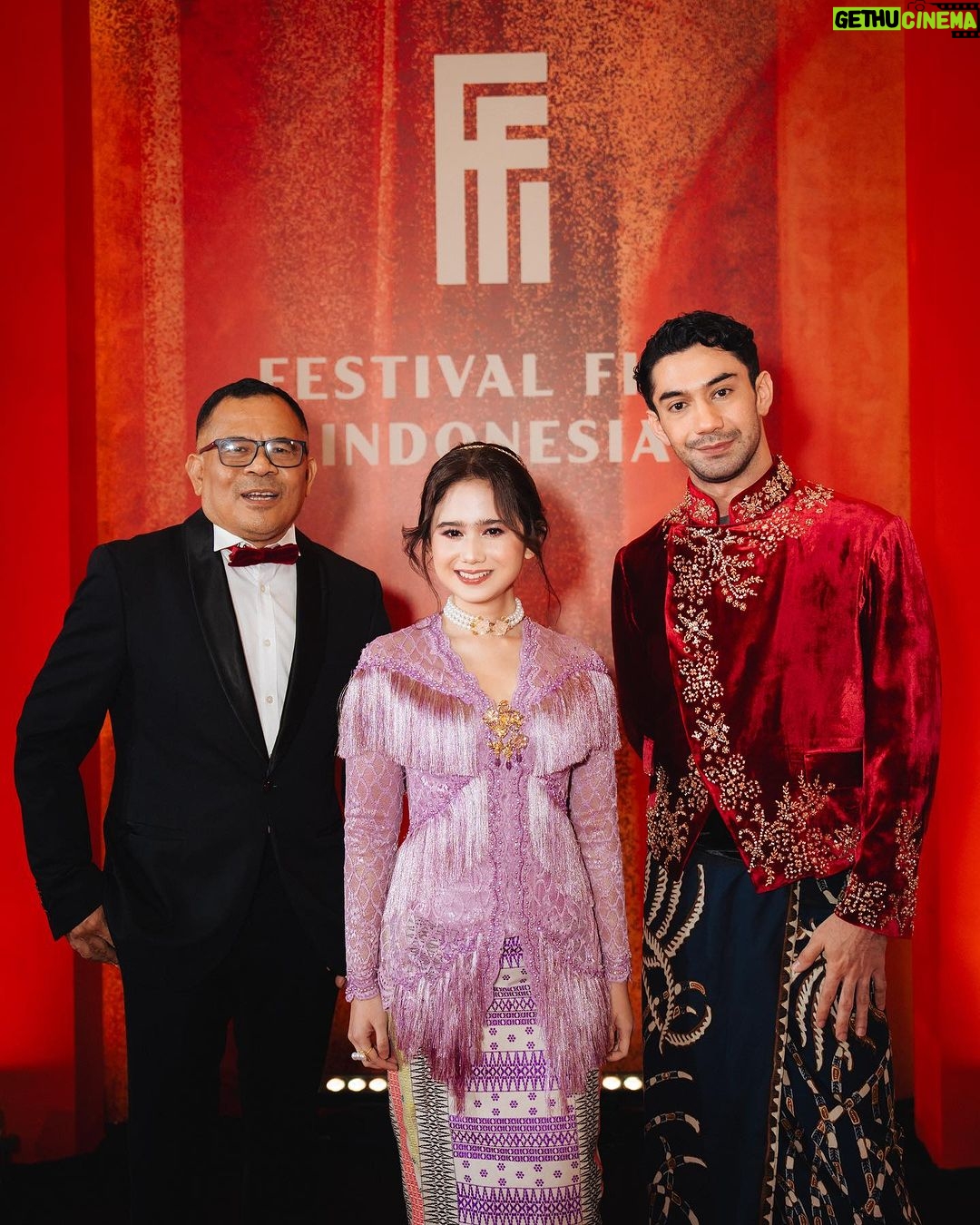 Tissa Biani Azzahra Instagram - Festival Film Indonesia 2023. senang sekali bisa membacakan salah satu nominasi bersama ka @adipati ! Selamat untuk para pemenang ππ»βοΈ make up @ms_lifa hair do @firdajeanhair styled @imewmew wardrobe @fadlan_indonesia accessories @tuloladesigns photo by @rezaeza @armanfebryan @snap.nuel Ciputra Artpreneur
