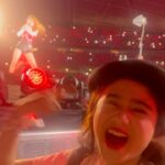 Tissa Biani Azzahra Instagram - mimpi apa bisa sedeket ini dan di notice sama mbak taylor walaupun di videonya ke tutupan lighting🥺❤️ tapi rasanya gabisa diungkapin yang pastinya SESENENG ITU!!!!! thank u taylor, thank u so much for being my role model since i was a kid!!! 🎥 by @duljaelani National Stadium, Singapore