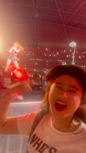 Tissa Biani Azzahra Instagram - mimpi apa bisa sedeket ini dan di notice sama mbak taylor walaupun di videonya ke tutupan lighting🥺❤️ tapi rasanya gabisa diungkapin yang pastinya SESENENG ITU!!!!! thank u taylor, thank u so much for being my role model since i was a kid!!! 🎥 by @duljaelani National Stadium, Singapore