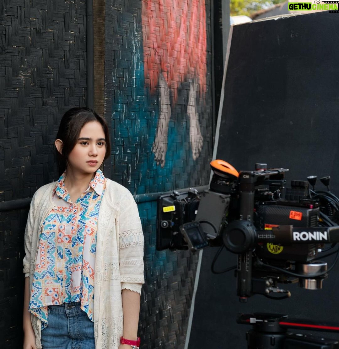 Tissa Biani Azzahra Instagram - hei hei ini film komedi hei serius banget ekspresinya hei tapi serius nanya ini kenapa jumlah penontonnya bisa sebanyak ini heiiiiiii. se serius itu kah film ini heiiiiii masa tiba tiba empat hari udah 1.012.990 penonton hei!! seneng banget heiii @pilem.agak.laen π₯Ίππ¨